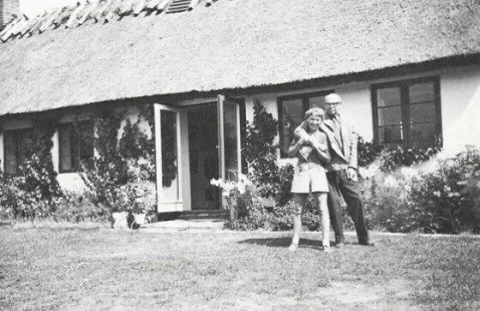 Poul Henningsen sammen med sin kone Inger utenfor det gamle bondehuset de kjøpte i Usserød utenfor København. Idyll med stråtak balanserer et mulig metallisk funkis-image. (Foto: Wikimedia Commons) Poul Henningsen sammen med sin kone Inger utenfor det gamle bondehuset de kjøpte i Usserød utenfor København. Idyll med stråtak balanserer et mulig metallisk funkis-image. (Foto: Wikimedia Commons)