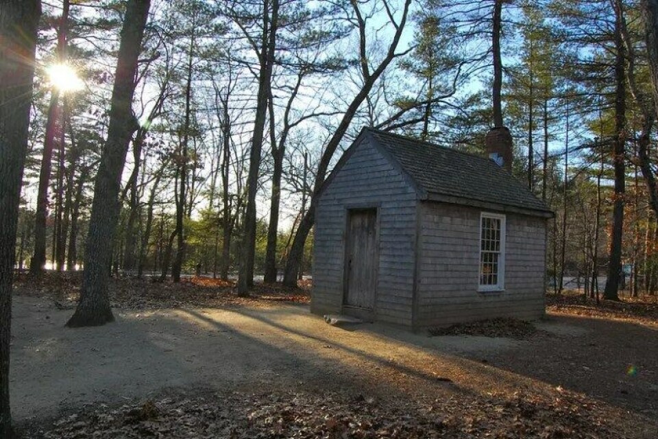 Stanley Cavells tenkning var inspirert av blant andre transcendentalistene som Thoreau og Emerson. Her en kopi av hytta til Thoreau ved Walden Lake. (Foto: Flickr) Stanley Cavells tenkning var inspirert av blant andre transcendentalistene som Thoreau og Emerson. Her en kopi av hytta til Thoreau ved Walden Lake. (Foto: Flickr)