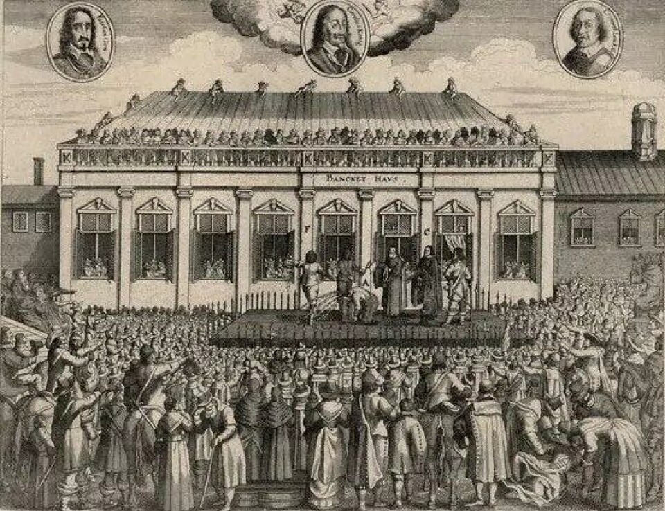 Charles I. henrettes utenfor Banqueting House i Whitehall, London (1649). (Kilde: Wikimedia Commons)
I motsetning til de millenaristiske bevegelsene i sin samtid, trodde ikke Hobbes at Jesu gjenkomst var nært forestående. Hobbes forsøkte derimot å fjerne det handlingsrettete, politiske potensialet som ligger i endetidstenkningen. Dommedagsbevegelsenes anarkistiske holdninger var nettopp det Hobbes fryktet ville drive England enda lenger i retning av naturtilstanden. Derfor ville Hobbes i Leviathan vise at vi for øyeblikket befinner oss i en venteposisjon, hvor vi må forholde oss til våre verdslige overhoder, og ikke forveksle denne verden med Guds rike eller drømme om Kristi snarlige gjenkomst. Hobbes poengterte overfor sine samtidige at man befant seg i tiden mellom Saul og Jesu gjenkomst, og at det i denne perioden var den verdslige Suverenen som var «Guds løytnant» på jorden. Charles I. henrettes utenfor Banqueting House i Whitehall, London (1649). (Kilde: Wikimedia Commons)
I motsetning til de millenaristiske bevegelsene i sin samtid, trodde ikke Hobbes at Jesu gjenkomst var nært forestående. Hobbes forsøkte derimot å fjerne det handlingsrettete, politiske potensialet som ligger i endetidstenkningen. Dommedagsbevegelsenes anarkistiske holdninger var nettopp det Hobbes fryktet ville drive England enda lenger i retning av naturtilstanden. Derfor ville Hobbes i Leviathan vise at vi for øyeblikket befinner oss i en venteposisjon, hvor vi må forholde oss til våre verdslige overhoder, og ikke forveksle denne verden med Guds rike eller drømme om Kristi snarlige gjenkomst. Hobbes poengterte overfor sine samtidige at man befant seg i tiden mellom Saul og Jesu gjenkomst, og at det i denne perioden var den verdslige Suverenen som var «Guds løytnant» på jorden.