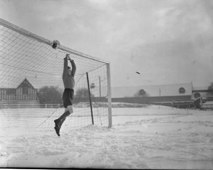 En fotballkamp mellom Fairey og Av Roe i 1944 (Kilde: Wikimedia commons)