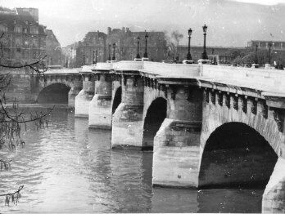 Pont Neuf i Paris, som fortsatt er flaneringens by. (Kilde: Wikimedia Commons). Pont Neuf i Paris, som fortsatt er flaneringens by. (Kilde: Wikimedia Commons).