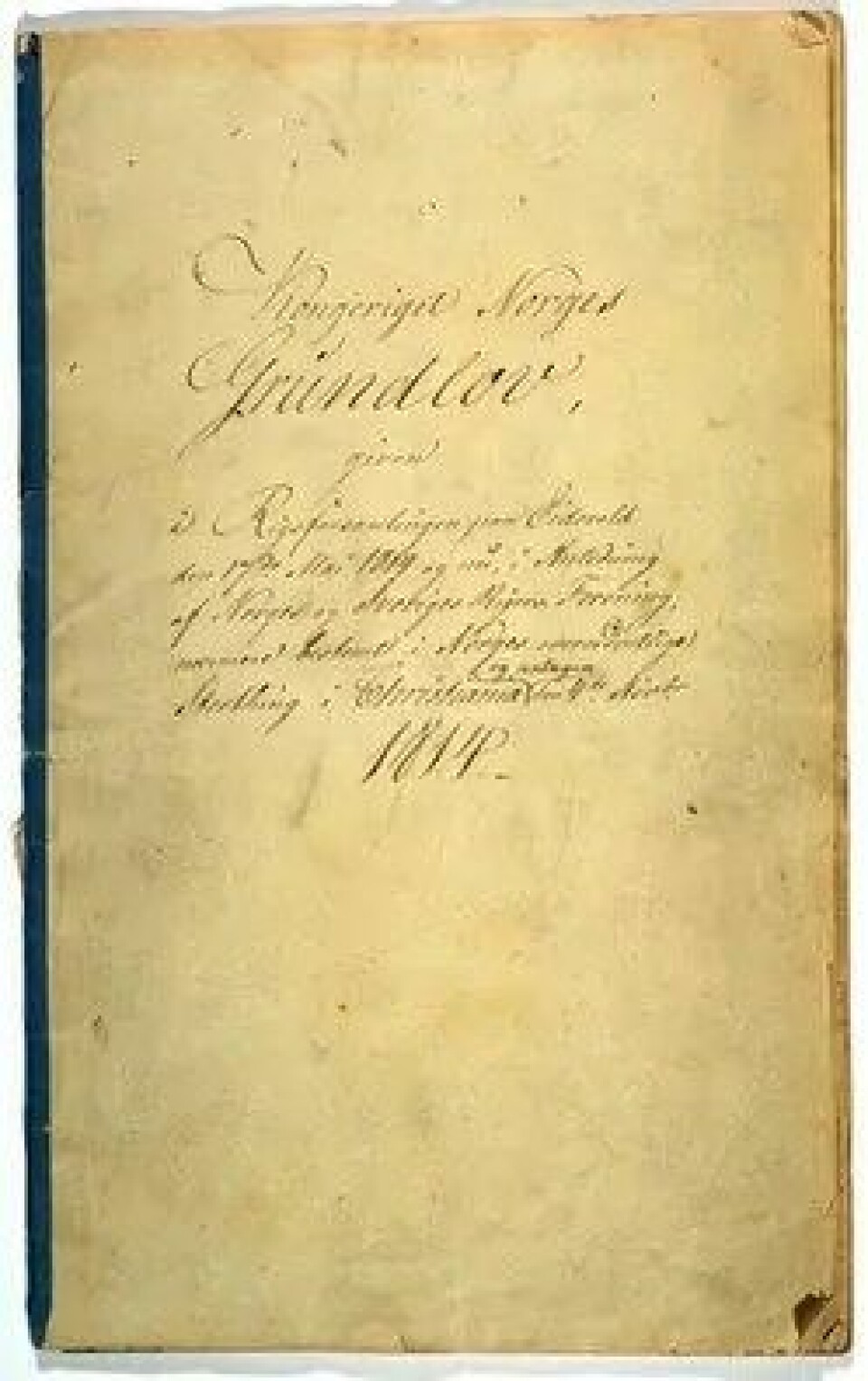Forsiden av grunnlovens håndskrevne originalen. (Kilde: Wikimedia Commons)