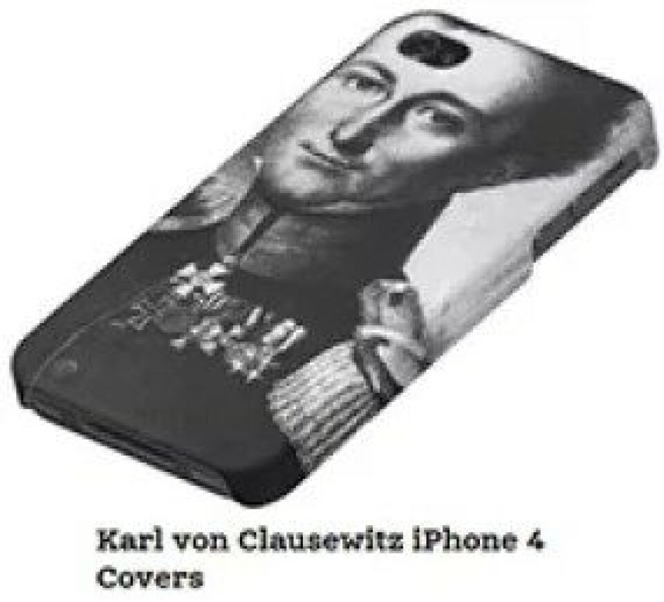 I tillegg til å være en historisk viktig krigsteoretiker, er Carl von Clausewitz et snodig kult-fenomen for noen på internett. Hva med et Clausewitz telefondeksel? (fra souvenir-butikken på clausewitz.com) I tillegg til å være en historisk viktig krigsteoretiker, er Carl von Clausewitz et snodig kult-fenomen for noen på internett. Hva med et Clausewitz telefondeksel? (fra souvenir-butikken på clausewitz.com)