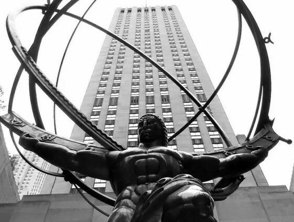 «Atlas» utenfor Rockefeller Center i New York. Laget av skulptør Lee Lawrie og reist i 1937. (Foto: Wikimedia commons) 

  ESSAY: Ayn Rands bøker har blitt høyresidas store fortelling, samtidig som venstresida har gitt avkall på sin.