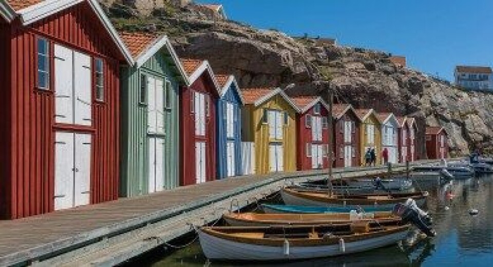 Öar förknippas ofta med ett långsammare tempo och en avlägsenhet från det urbana och moderna. Här traditionella fiskbodar i Smögen, på den svenska västkusten. (Källa: Wikimedia Commons). Öar förknippas ofta med ett långsammare tempo och en avlägsenhet från det urbana och moderna. Här traditionella fiskbodar i Smögen, på den svenska västkusten. (Källa: Wikimedia Commons).
