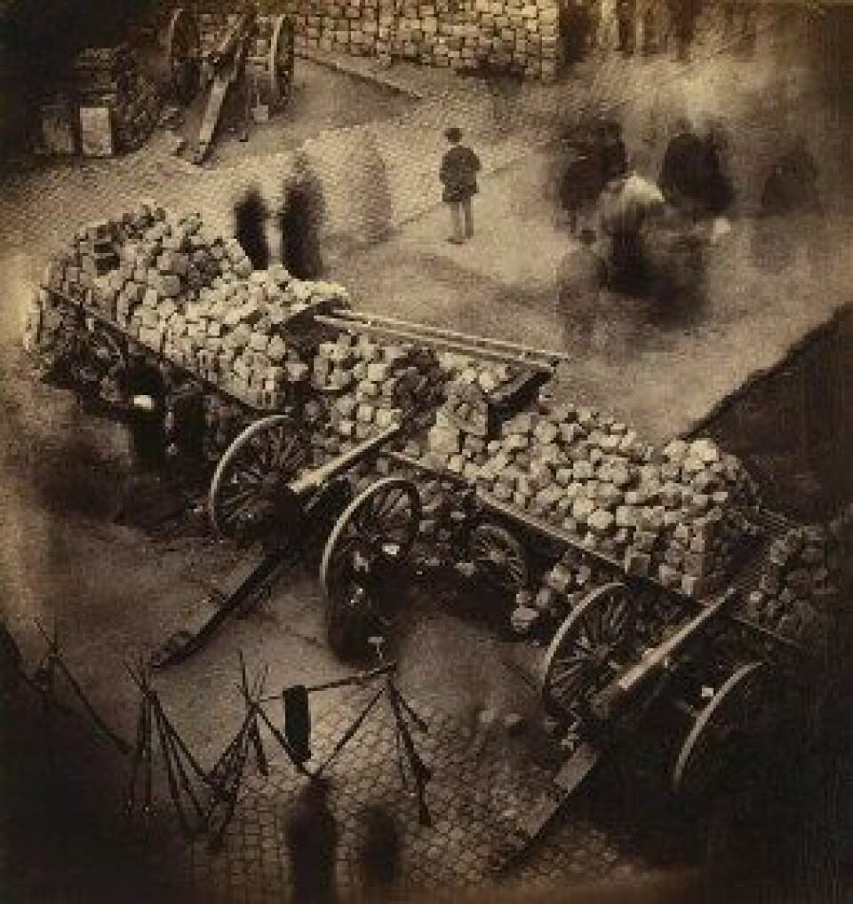 Et bilde fra barrikadene i Pariserkommunen, april 1871. (Kilde: Wikimedia Commons) Et bilde fra barrikadene i Pariserkommunen, april 1871. (Kilde: Wikimedia Commons)