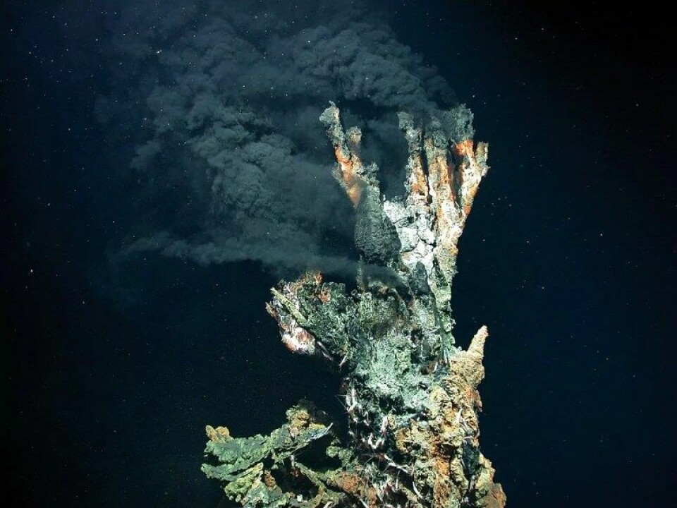 En svart skorstein fra midt i Atlanterhavet. (Kilde: Wikimedia Commons)