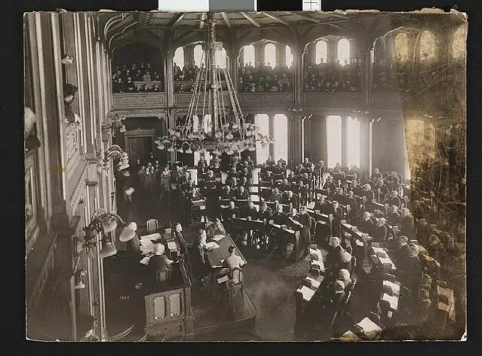 Fra Stortingssalen under unionsbehandlingen 7. juni, 1905. (Kilde: Wikimedia Commons/Nasjonalbiblioteket) Fra Stortingssalen under unionsbehandlingen 7. juni, 1905. (Kilde: Wikimedia Commons/Nasjonalbiblioteket)