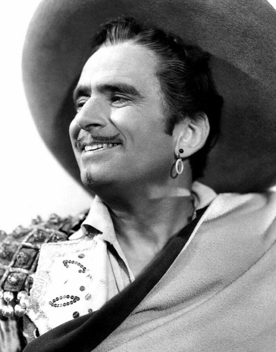Stillbilde fra The Private Life of Don Juan (1934), regissert av Alexander Korda og med Douglas Fairbanks i rollen som Don Juan. (Kilde: Wikimedia Commons) BOKUTDRAG: Hvis det var tilstrekkelig å elske, ville alt være for enkelt. Jo mer man elsker, desto sterkere blir det absurde, skriver Albert Camus. Det Don Juan virkeliggjør, er en kvantitetens etikk, i motsetning til helgenen som streber etter kvalitet. Ikke å tro på tingenes dype mening, det er karakteristisk for det absurde menneske. Stillbilde fra The Private Life of Don Juan (1934), regissert av Alexander Korda og med Douglas Fairbanks i rollen som Don Juan. (Kilde: Wikimedia Commons) BOKUTDRAG: Hvis det var tilstrekkelig å elske, ville alt være for enkelt. Jo mer man elsker, desto sterkere blir det absurde, skriver Albert Camus. Det Don Juan virkeliggjør, er en kvantitetens etikk, i motsetning til helgenen som streber etter kvalitet. Ikke å tro på tingenes dype mening, det er karakteristisk for det absurde menneske.