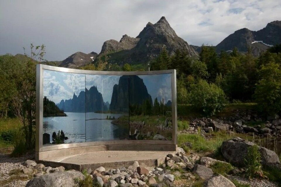 Skulptur av Dan Graham. Del av Skulpturlandskap Nordland. Foto av Jon Olav Eikenes. Kilde: Flickr. Skulptur av Dan Graham. Del av Skulpturlandskap Nordland. Foto av Jon Olav Eikenes. Kilde: Flickr.