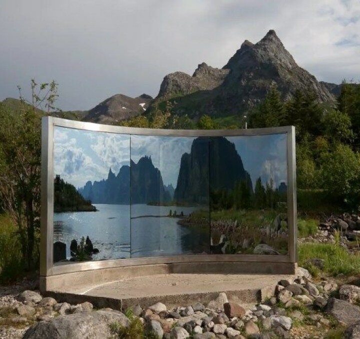 Skulptur av Dan Graham. Del av Skulpturlandskap Nordland. Foto av Jon Olav Eikenes. Kilde: Flickr.