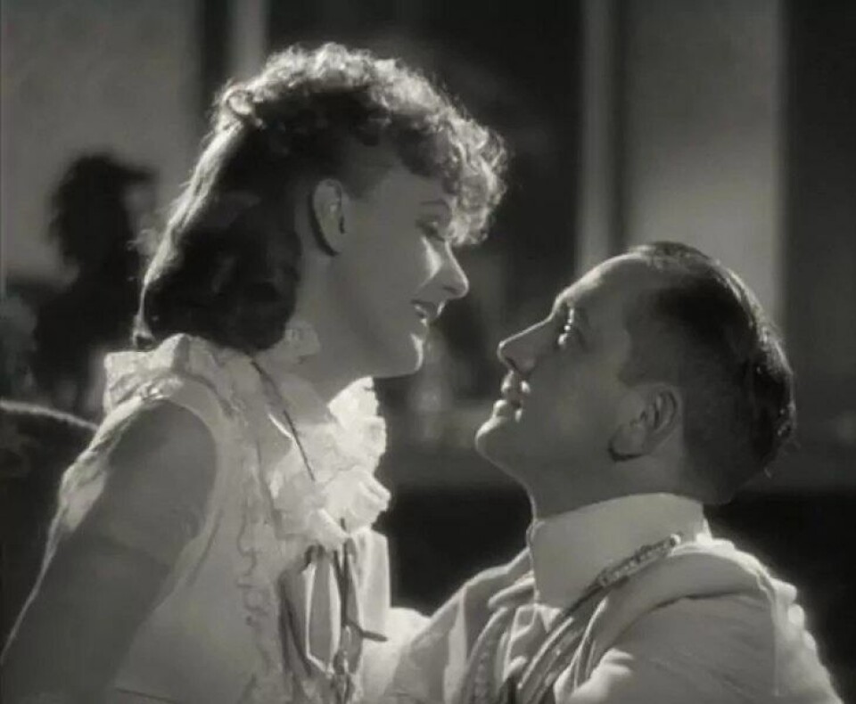 Anna Karenina (her ved Greta Garbo sammen med Fredric March) er en av mange nøkler inn til svaret på hva en roman er. (Kilde: Wikimedia Commons CC0 1.0) Anna Karenina (her ved Greta Garbo sammen med Fredric March) er en av mange nøkler inn til svaret på hva en roman er. (Kilde: Wikimedia Commons CC0 1.0)