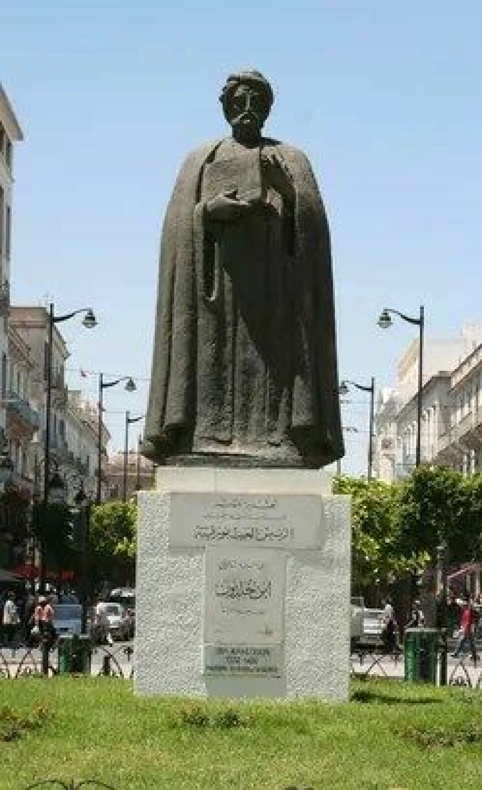Statue av Ibn Khaldūn i Tunisia. (Kilde: Wikimedia Commons)