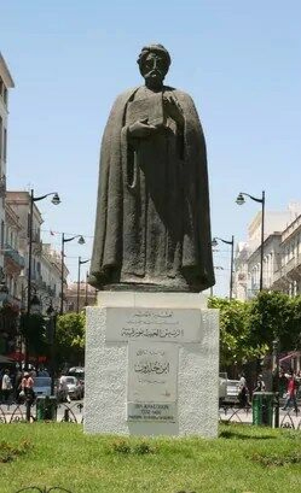Statue av Ibn Khaldūn i Tunisia. (Kilde: Wikimedia Commons) Statue av Ibn Khaldūn i Tunisia. (Kilde: Wikimedia Commons)