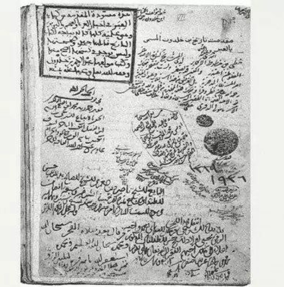 En side fra et håndskrift av al-Muqaddima med en erklæring, skrevet av Ibn Khaldūn selv, om at denne kopien av boken er gjennomlest og korrigert av forfatteren selv. «Blant håndskriftene av boken er dette det mest korrekte», skriver han blant annet her. MS Istanbul, Atif Effendi 1936, datert 1402.