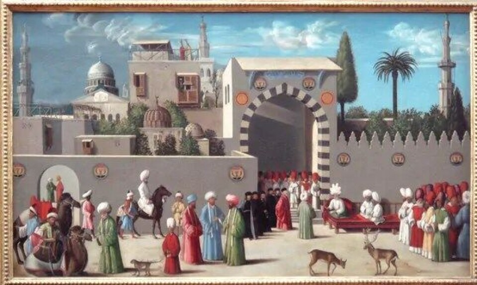Ibn Khaldūn hadde sine mest produktive år i Kairo under mamelukk-sultanatet (1250–1517), men opplevde selv at den islamske sivilisasjonen i hans egen samtid var på hell, og at en ny sivilisasjon vokste frem i Europa. Venetianske ambassadører mottas av en mamelukkguvernør i Damaskus. Italiensk oljemaleri datert 1511, tilskrevet en av Gentile Bellinis elever. (Kilde: Wikimedia Commons) Ibn Khaldūn hadde sine mest produktive år i Kairo under mamelukk-sultanatet (1250–1517), men opplevde selv at den islamske sivilisasjonen i hans egen samtid var på hell, og at en ny sivilisasjon vokste frem i Europa. Venetianske ambassadører mottas av en mamelukkguvernør i Damaskus. Italiensk oljemaleri datert 1511, tilskrevet en av Gentile Bellinis elever. (Kilde: Wikimedia Commons)