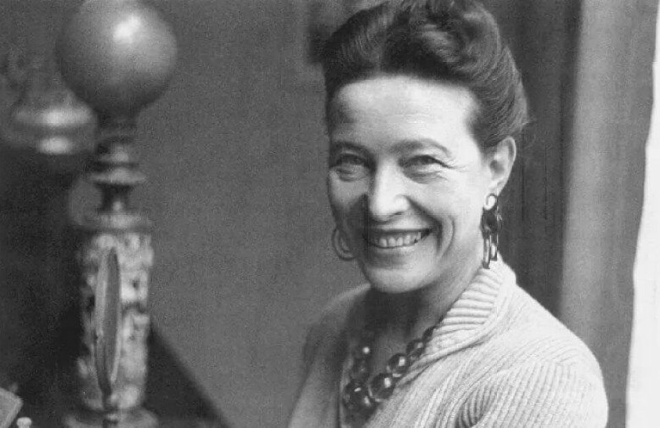 Simone de Beauvoir kjenner de fleste til – men hva med andre kvinnelige filosofer, så som Azizah Y. al-Hibri eller Harriet Taylor Mill? Det er mange kvinner som trenger løftes frem i filosofihistorien mener forfatterne til antologien Filosofdronninger. (Foto: Wikimedia commons)