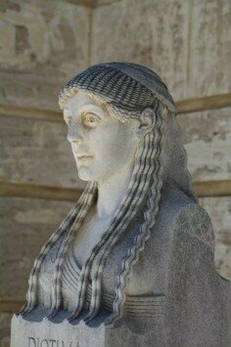 Statue av Diotima ved University of Western Australia, oppført 1937 og lagd av Victor Hawley Wager. Noen mener at hun var lærer til Sokrates, andre at hun var en fiktiv figur. (Foto: Wikimedia commons) Statue av Diotima ved University of Western Australia, oppført 1937 og lagd av Victor Hawley Wager. Noen mener at hun var lærer til Sokrates, andre at hun var en fiktiv figur. (Foto: Wikimedia commons)