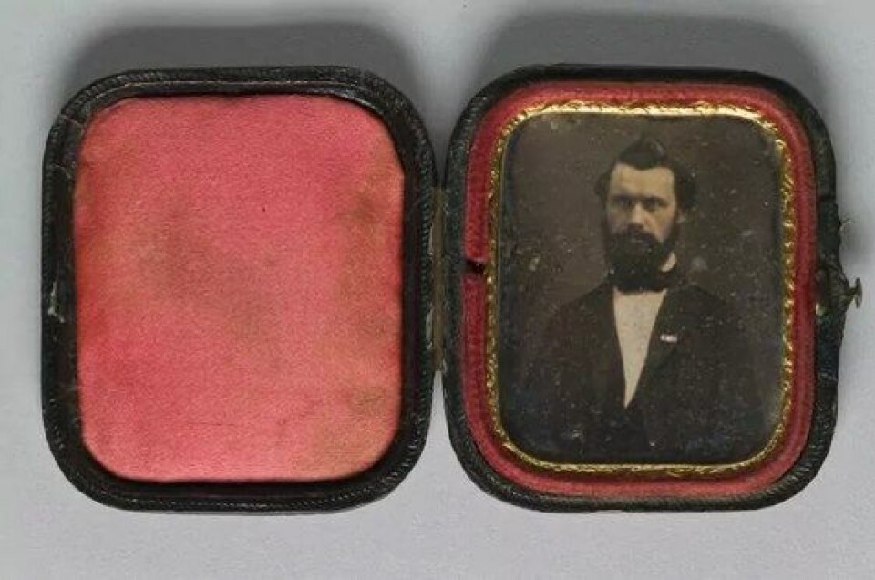 Daguerreotypi ca. 1850, ukjent fotograf ca. 1850. Reprofoto: Mats Landin, Nordiska museet Daguerreotypi ca. 1850, ukjent fotograf ca. 1850. Reprofoto: Mats Landin, Nordiska museet