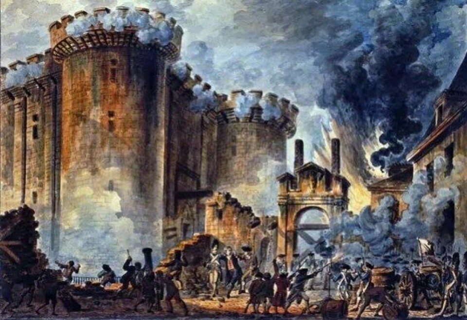 Stormen på Bastillen, malt av Jean Pierre Hoüel i 1789: i Europa, Europa knytter historisk kunnskap – noe nokså kjent, noe mindre kjent – til en aktuell problemstilling – ideen om et europeisk fellesskap. (Kilde: Wikimedia Commons)
BOKOMTALE: George Chabert vil blåse liv i den europeiske unionsideen i en tid da mange nordmenn har mistet interessen for den. Chaberts gjennomgang av hvordan Europa har blitt sett fra ’midten’ – fra Frankrike – gjennom tre hundre år er både lett og engasjerende lesning. Som fagbok skjemmes den imidlertid av utydelige henvisninger og overtydelige ideologiske beveggrunner. Stormen på Bastillen, malt av Jean Pierre Hoüel i 1789: i Europa, Europa knytter historisk kunnskap – noe nokså kjent, noe mindre kjent – til en aktuell problemstilling – ideen om et europeisk fellesskap. (Kilde: Wikimedia Commons)
BOKOMTALE: George Chabert vil blåse liv i den europeiske unionsideen i en tid da mange nordmenn har mistet interessen for den. Chaberts gjennomgang av hvordan Europa har blitt sett fra ’midten’ – fra Frankrike – gjennom tre hundre år er både lett og engasjerende lesning. Som fagbok skjemmes den imidlertid av utydelige henvisninger og overtydelige ideologiske beveggrunner.