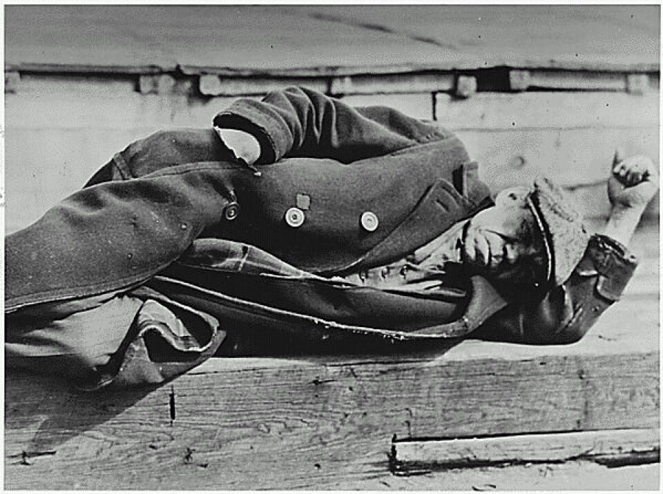 Fotografi av en mann liggende på en brygge i New York, under den økonomiske depresjonen. (Kilde: Wikimedia Commons)