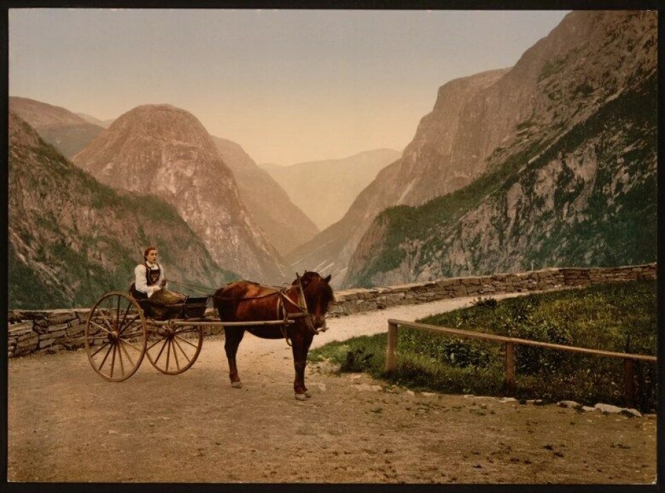 Bunad, hest og kjerre i Hardanger (Kilde: Wikimedia commons) Bunad, hest og kjerre i Hardanger (Kilde: Wikimedia commons)