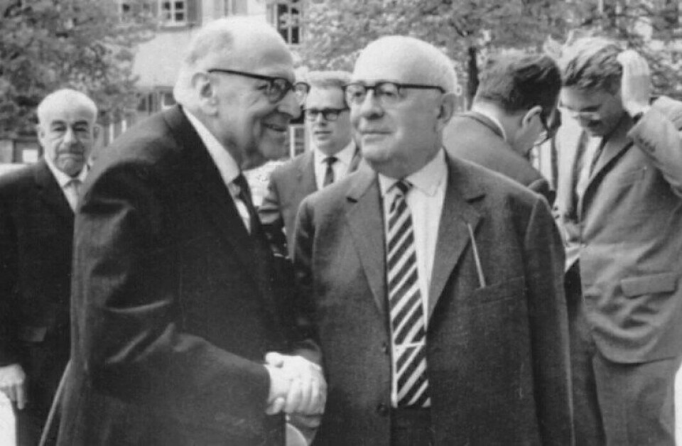 Adorno (til høyre) sammen med Horkheimer i 1965. (Kilde: Wikimedia Commons)