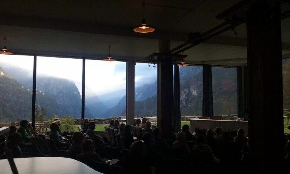 Konferanserommet på Stalheim, med utsikt over dalen. Konferanserommet på Stalheim, med utsikt over dalen.