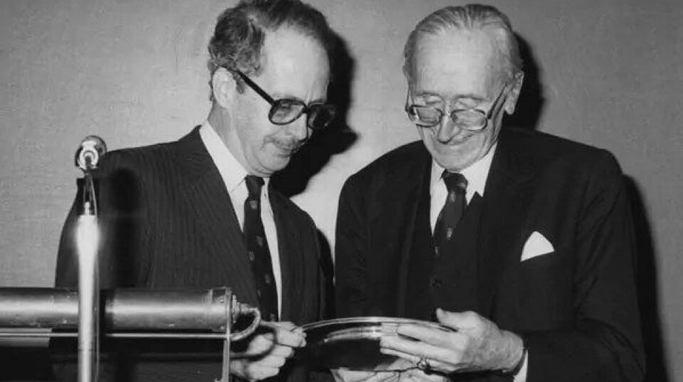 To av liberalismens to store tenkere sammen i 1981: Rolf Dahrendorf overrekker Friedrich A. Hayek en jubileumsplakett. (Kilde: Wikimedia commons)
