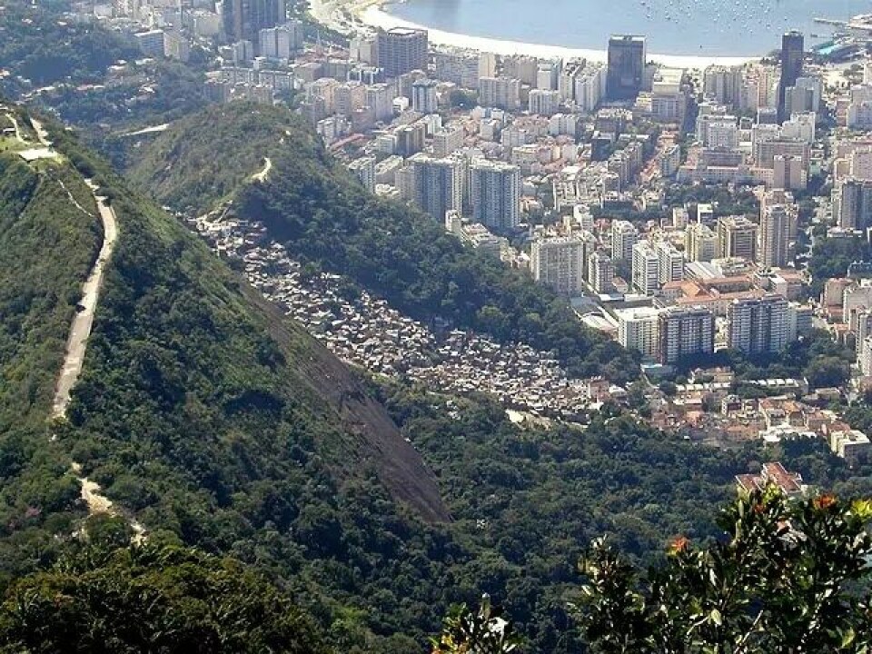 Luhmann eksemplifiserte sine tanker om inklusjon/eksklusjon ved å vise til de brasilianske favelaene. Her illustrert ved favelaen Dona Marta i Rio de Janeiro. (Kilde: Wikimedia Commons/Brian Snelson) Luhmann eksemplifiserte sine tanker om inklusjon/eksklusjon ved å vise til de brasilianske favelaene. Her illustrert ved favelaen Dona Marta i Rio de Janeiro. (Kilde: Wikimedia Commons/Brian Snelson)