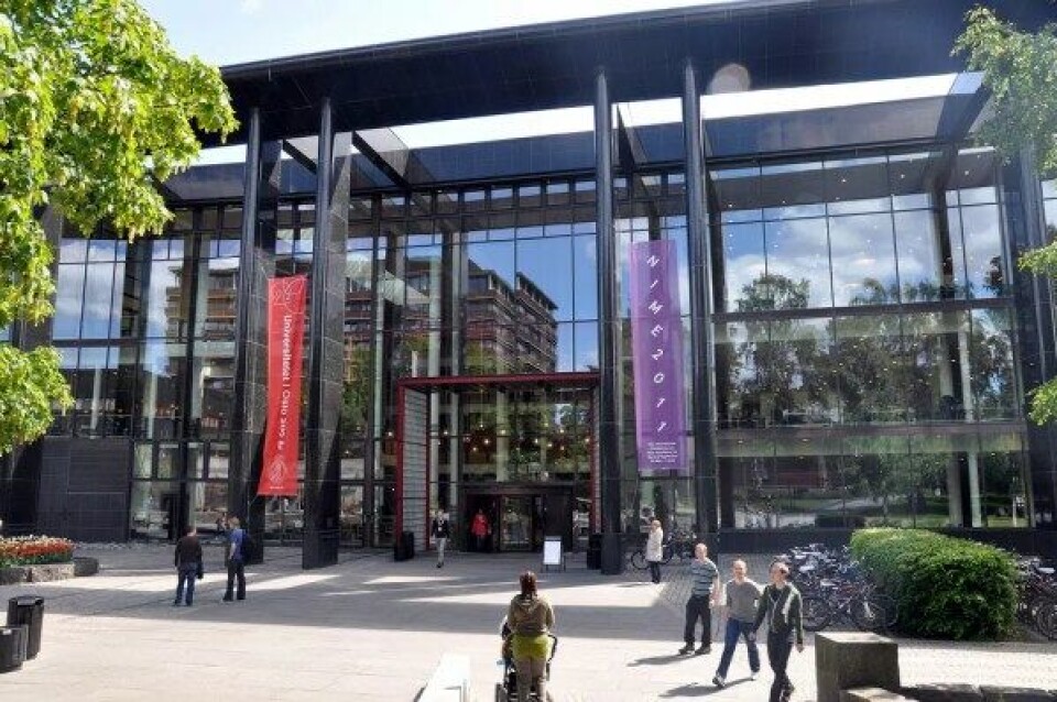 «I løpet av hele 1990-tallet ble det bare avlagt 4 doktorgrader av kvinner, mot 45 av menn. I dag er det tre til fire kvinnelige professorer i filosofi ved UiO, to ved NTNU, to ved UiT og to ved UiB.» Illustrasjonsbilde av Universitetsbiblioteket i Oslo. (Foto: Alexander Refsum Jensenius) «I løpet av hele 1990-tallet ble det bare avlagt 4 doktorgrader av kvinner, mot 45 av menn. I dag er det tre til fire kvinnelige professorer i filosofi ved UiO, to ved NTNU, to ved UiT og to ved UiB.» Illustrasjonsbilde av Universitetsbiblioteket i Oslo. (Foto: Alexander Refsum Jensenius)
