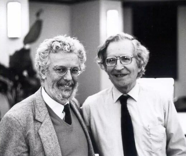 – Frigjøringsfilosofien kritiserte den moderne europeiske og amerikanske tenkningen for å gjøre krav på å være universell, skriver Dussel. Her avbildet med Noam Chomsky. (Foto: Wikimedia commons)