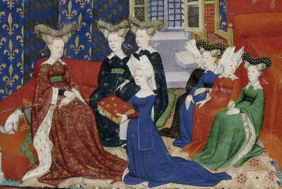 Christine de Pisan presenterer sin bok til dronning Isabella av Bayern (1400-tallet). (Kilde: Wikimedia commons)