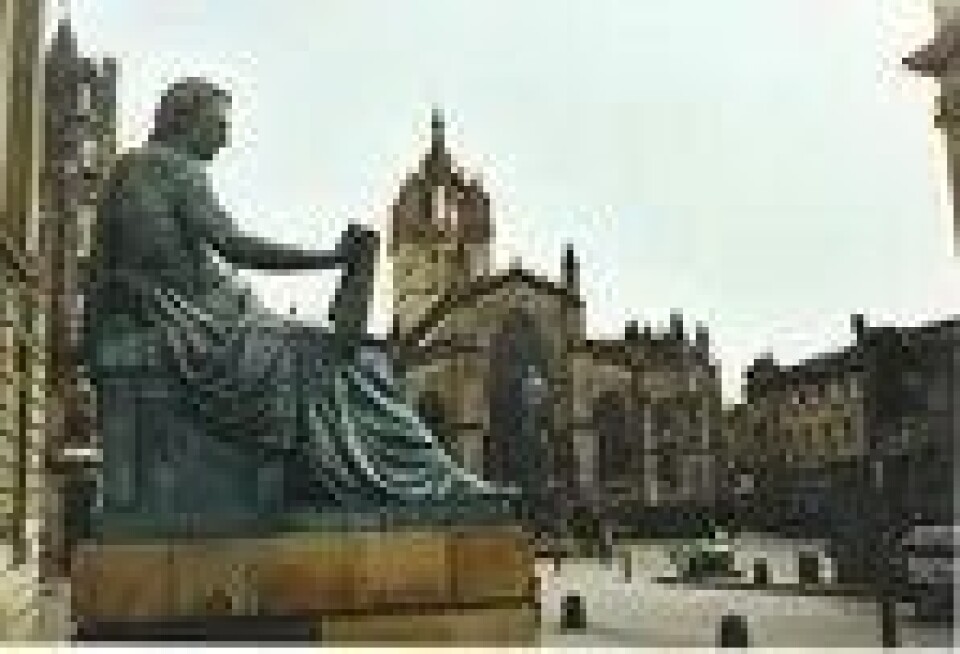 David Hume ulastelig klassisk antrukket ved St. Giles Cathedral i Edinburgh. (Kilde: Colin Smith/Wikimedia commons)