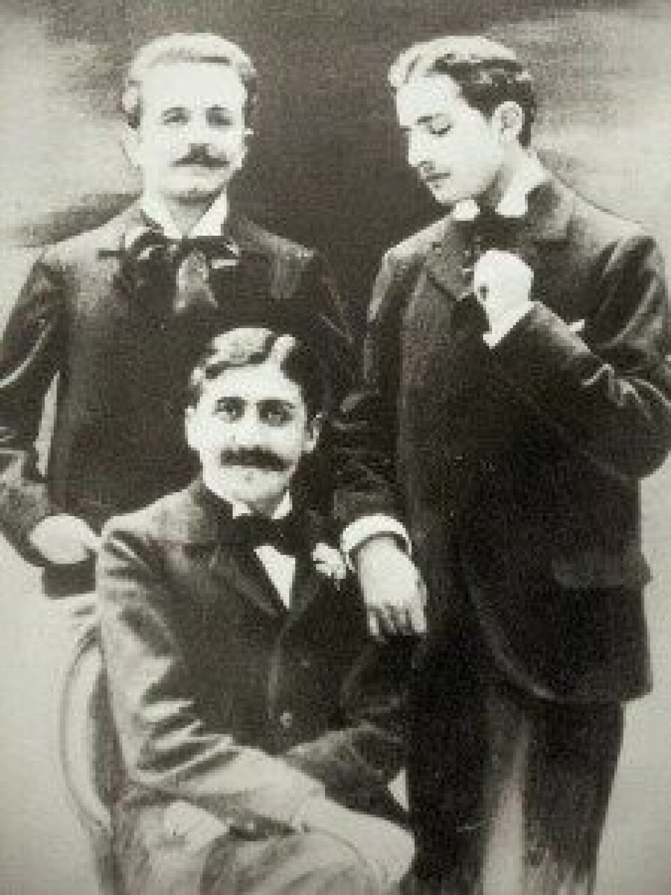 Marcel Proust, her fotografert med Robert de Flers (venstre) og Lucien Daudet (høyre). (Kilde: Wikimedia commons)