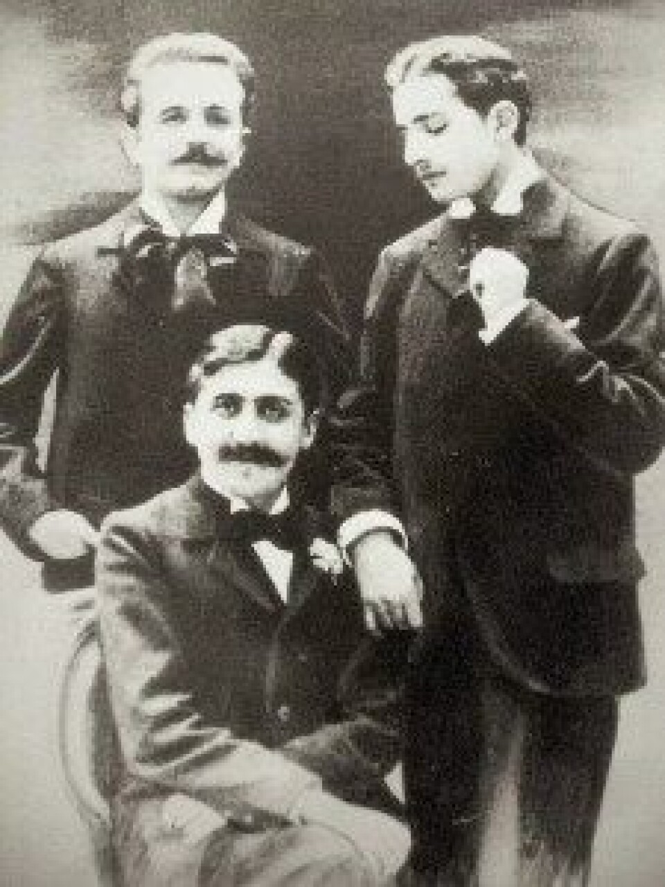 Marcel Proust, her fotografert med Robert de Flers (venstre) og Lucien Daudet (høyre). (Kilde: Wikimedia commons) Marcel Proust, her fotografert med Robert de Flers (venstre) og Lucien Daudet (høyre). (Kilde: Wikimedia commons)
