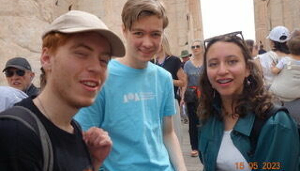Døhlen fikk besøke Akropolis i Athen mens han deltok på OL i filosofi i Helles. Her ser vi han (til venstre) sammen med norges andre representant, Adrian, samt en deltager fra Mexico.