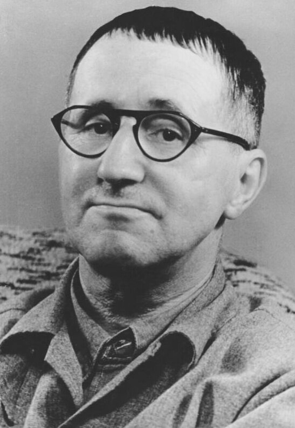 Forholdet mellom Benjamin og Bertolt Brecht (1898-1956) skulle etterhvert bli komplisert, men i 1930 var et et nytt vennskap som var bakteppet for Benjamins lesning av Brechts teaterstykker.