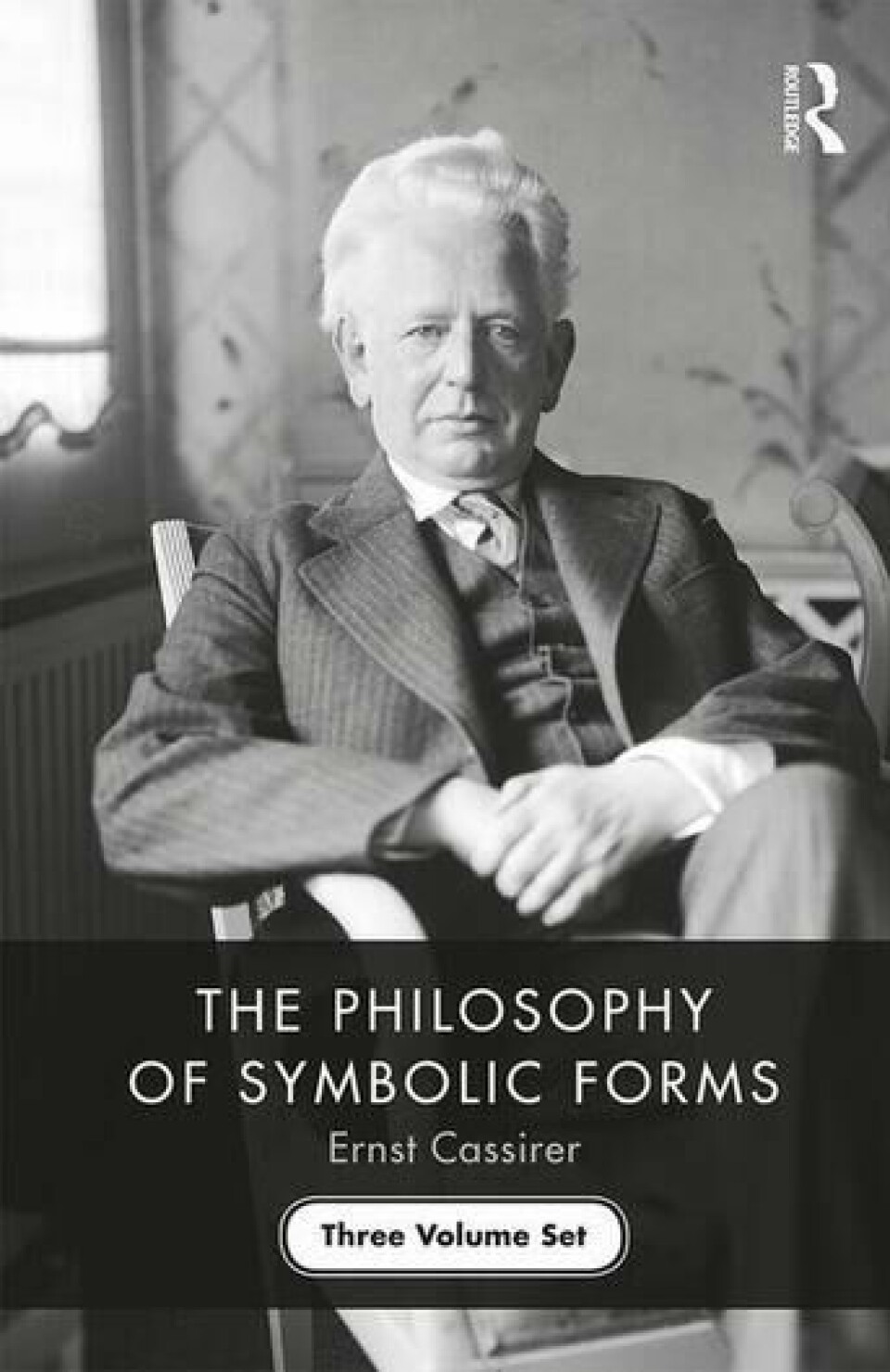 Første bind av Cassirers De symbolske formers filosofi ble gitt ut 1923 og er et sentralt verk hans forfatterskap. Her: Omslaget av nyoversettelsen til engelsk som ble gitt ut i 2020