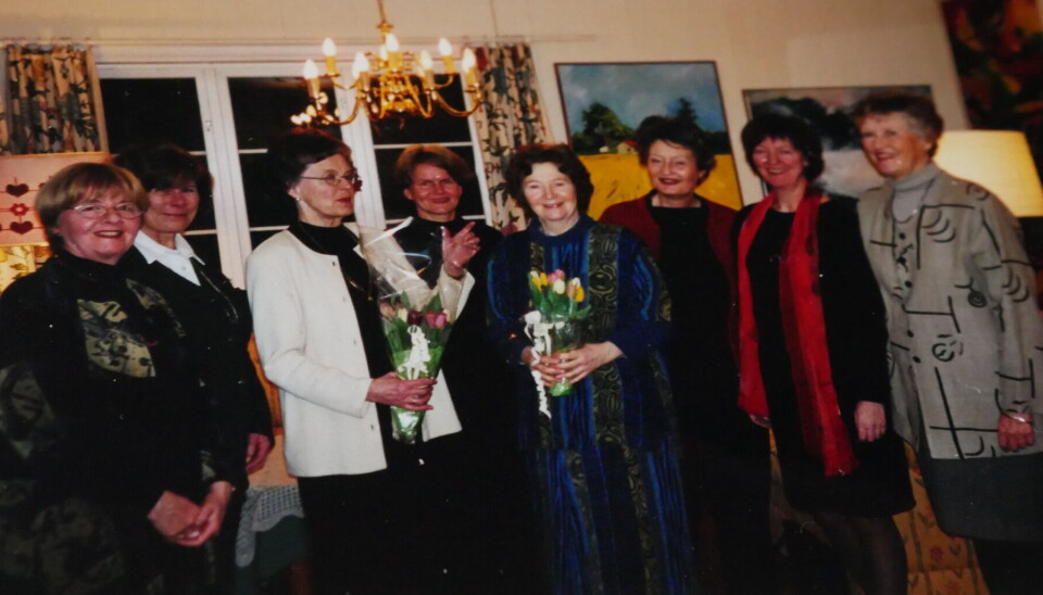 Fra en samling i 2000 av kvinnelige akademikere som har holdt sammen siden 80-tallet. Fra venstre ser vi filolog Grete Starheim, historiker Jorunn Bjørgum, medieforsker Anita Werner, odontologi-forsker Anne Scheie, filosof Else Wiestad, litteraturviter Drude von der Fehr, jurist Kirsten Sandberg og sosiolog Tone Schou Wetlesen.