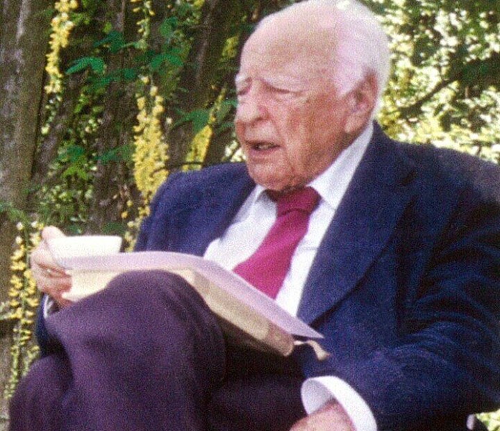 Forståelse er ikke en ferdighet blant andre, men selve grunnbestemmelsen av den spesifikt menneskelige væren. Med dette som utgangspunkt eksemplifiserer Hans-Georg Gadamer forståelsen gjennom utlegning av fortidige tekster.