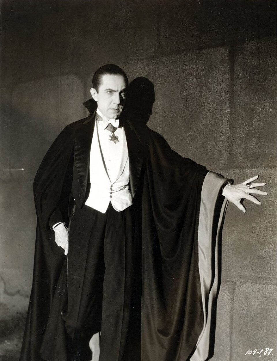 Selv om han har hatt mange framtoniger, er nok Dracula verdens mest berømte og gjenkjennelige vampyr. Blant annet spilt i 1931 av Bela Lugosi.