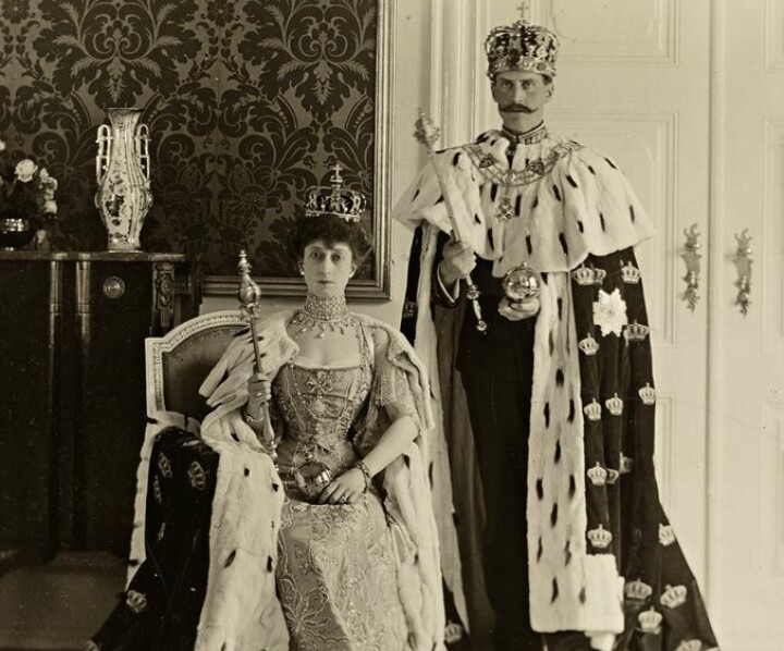 Hvordan kan vi filosofisk begrunne monarkiet i et moderne demokrati? Dronning Maud og Kong Haakon VII, 1906