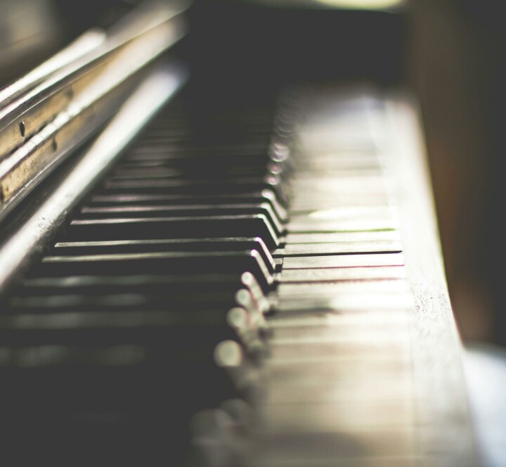 Allereie for det vesle barnet skil melodien seg ut for medvitet som noko som tek form og blir ein gripande samanheng med evne til å halde medvitet i sitt grep.