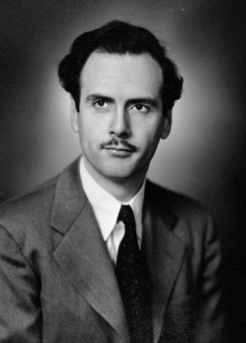 Marshall McLuhan var en kanadisk filosof og medieteoretiker kjent for uttrykket 'mediet er budskapet' og for sin banebrytende analyse av hvordan medier påvirker kultur og samfunn.