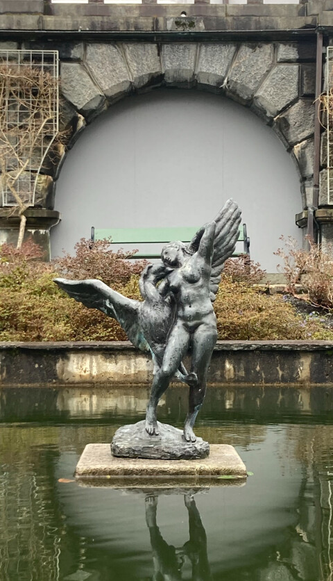 I 1994 ga Haaland skulpturen «Leda og svanen» av kunstner Per Ung i gave til UiB. Den står i dag i Muséhagen.