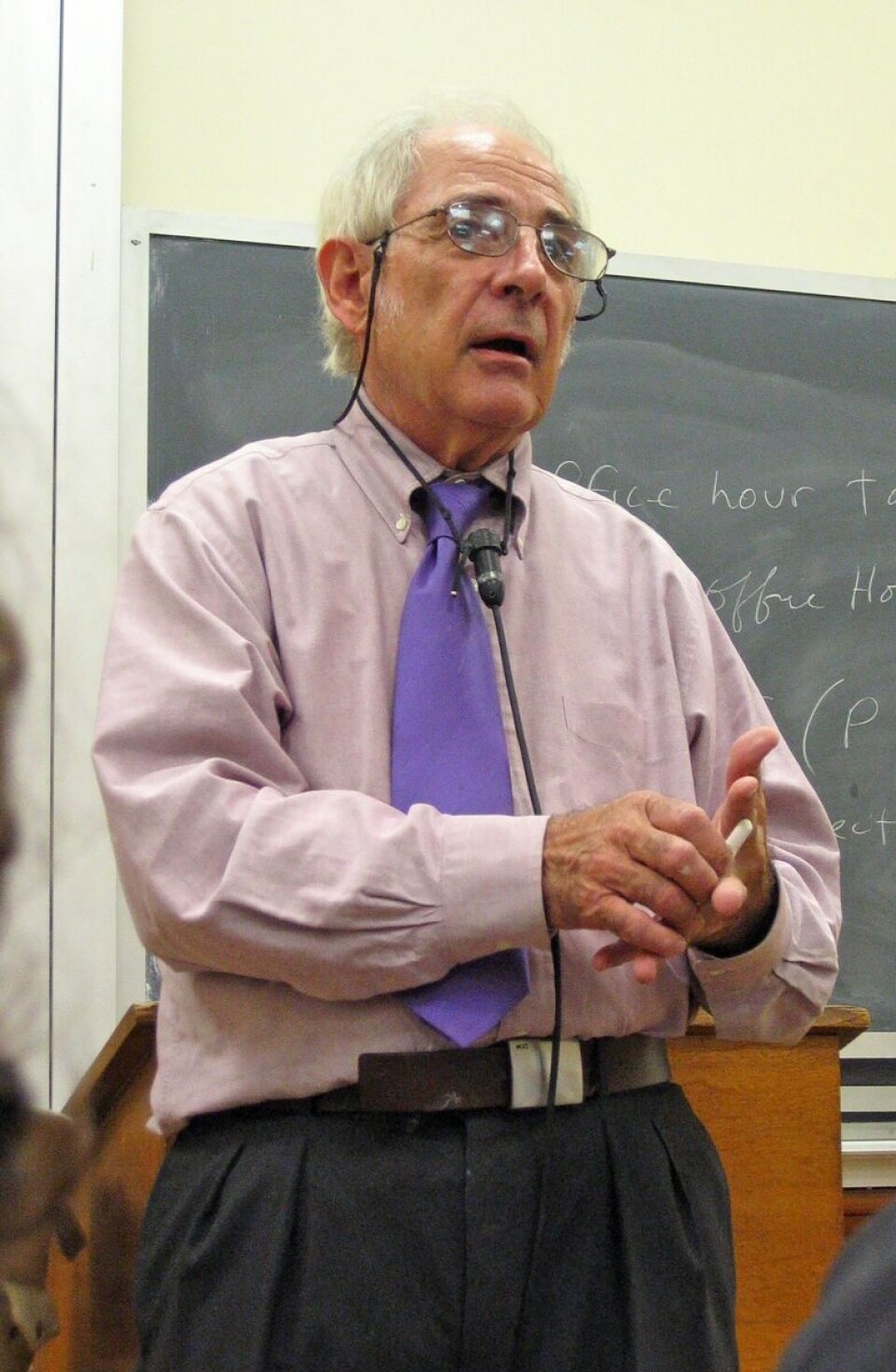 John Searle er en amerikansk filosof kjent for sitt arbeid innen språkfilosofi og bevissthetsfilosofi, spesielt for ideen om det kinesiske rommet, et argument mot sterk kunstig intelligens.